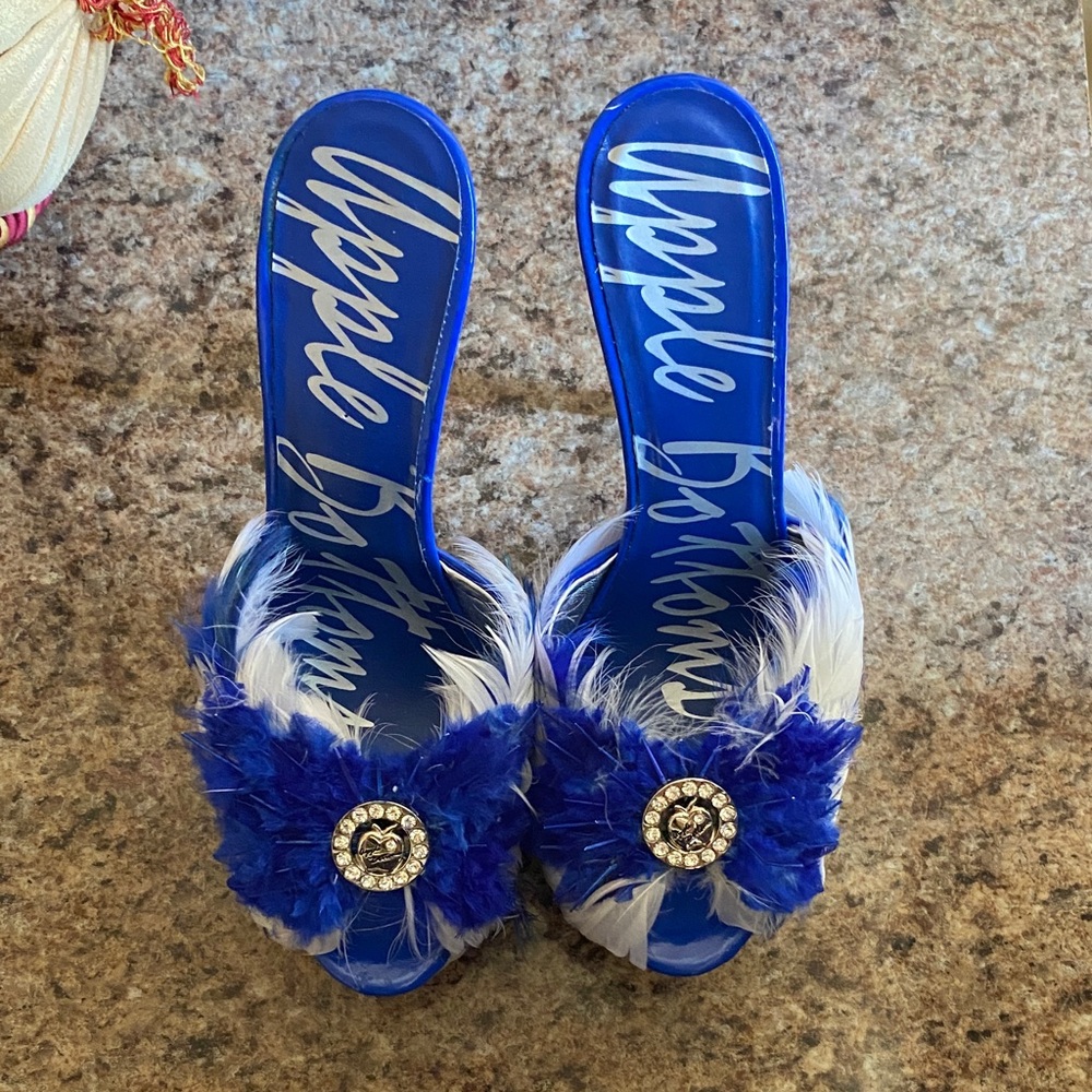 Apple Bottoms Blue Feathered Sandals
